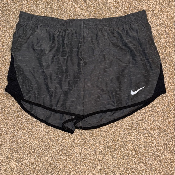 Nike Dry Fit Running Shorts Women’s NWT - Picture 1 of 4